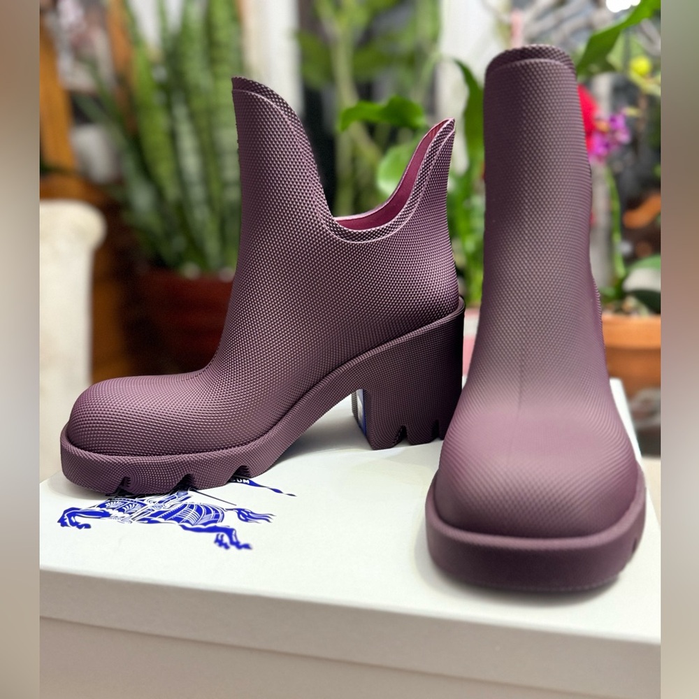 NWT Burberry burgundy Marsh Ankle Boots 10.5